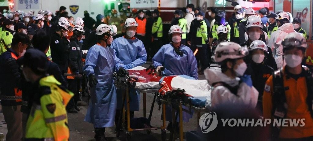 負傷者搬送のため現場付近で待機する医療関係者＝３０日、ソウル（聯合ニュース）