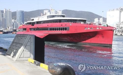 釜山港に入港する旅客船「クイーンビートル」＝４日、釜山（聯合ニュース）