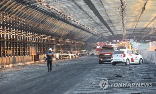 火災が発生したトンネル内の様子＝２９日、果川（聯合ニュース）