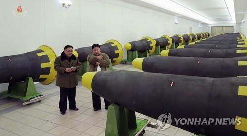 北朝鮮メディアは１日、金正恩氏が中距離弾道ミサイル「火星１２」の弾頭部を視察する様子を公開した（朝鮮中央テレビの映像から）＝（聯合ニュース）≪転載・転用禁止≫