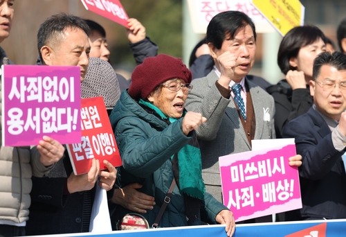 記者会見に出席した徴用被害者の梁錦徳（ヤン・クムドク）さん（中央）＝６日、光州（聯合ニュース）