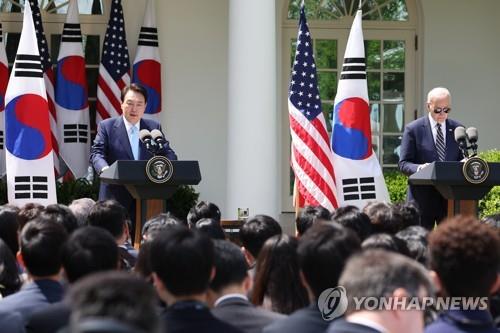 首脳会談後、共同記者会見を行う尹大統領（左）とバイデン大統領＝２６日、ワシントン（聯合ニュース）