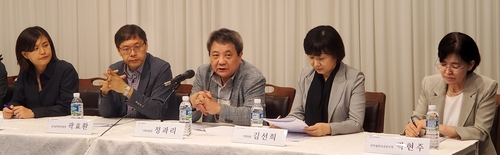 記者会見に出席した郭孝桓・韓国文学翻訳院長（左から２人目）＝１５日、ソウル（聯合ニュース）