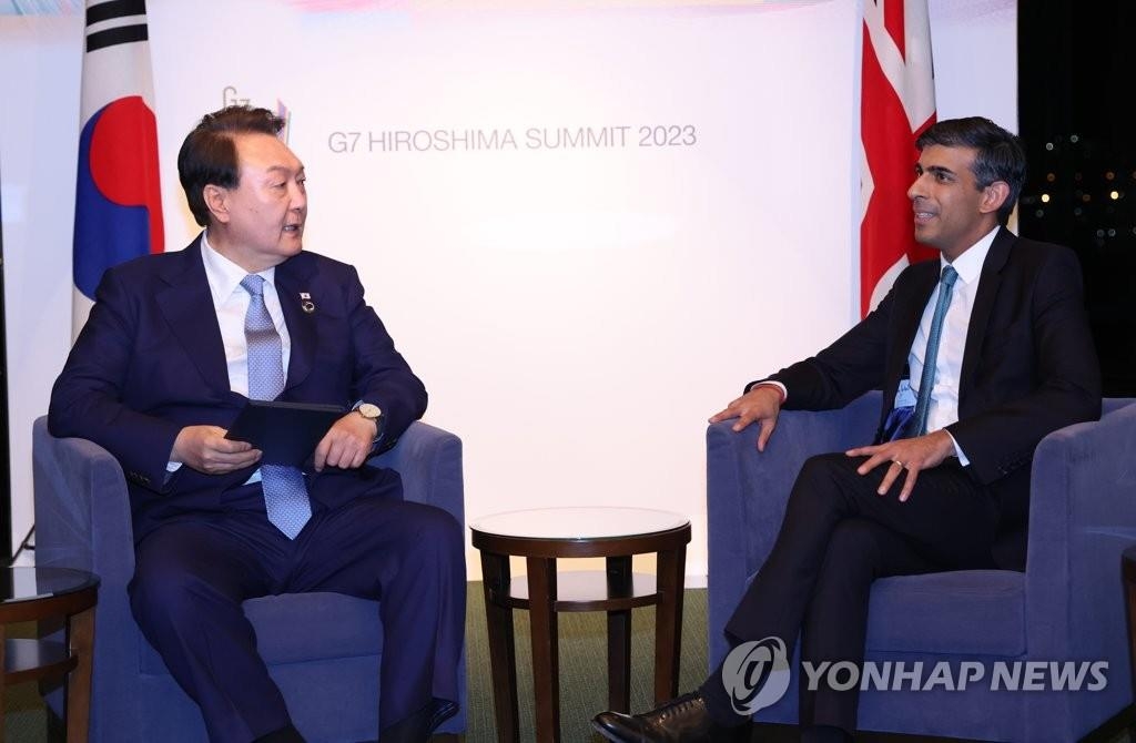 韓国の尹錫悦（ユン・ソクヨル）大統領（左）が２０日、日本の広島で開かれている先進７カ国首脳会議（Ｇ７サミット）にあわせて英国のスナク首相と会談した＝（聯合ニュース）