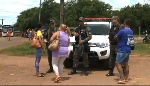 브라질 아크리 주 교도소에서 폭동이 일어난 이후 경찰이 검문 검색을 강화했다.