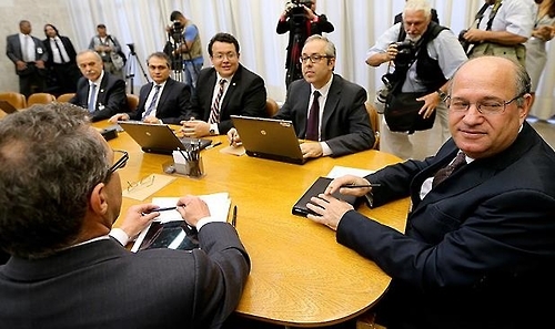 브라질 중앙은행 총재(오른쪽)와 통화정책위원회 위원들