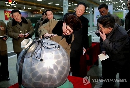 핵탄두 기폭장치로 추정되는 원형 물체와 김정은.