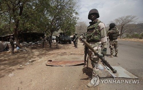 경비를 서는 나이지리아 정부군 병사들 [AP=연합뉴스 자료사진]