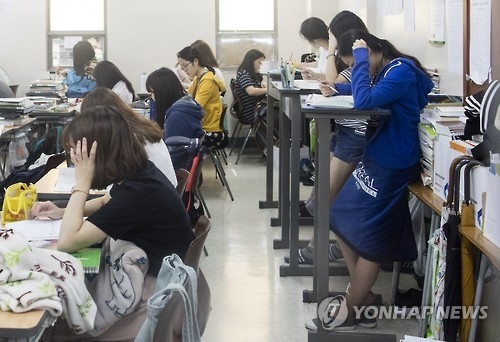 졸음을 쫓으려고 서서 공부하는 수험생들 [연합뉴스 자료사진]