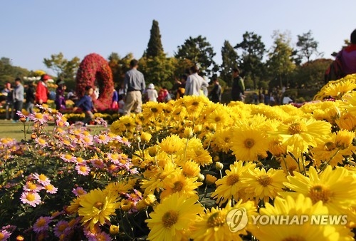 청남대 꽃향기에 취한 탐방객들[연합뉴스 자료사진]