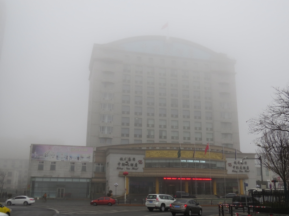 27일 오전 짙은 안개에 쌓인 중국 랴오닝성 단둥의 중롄호텔 