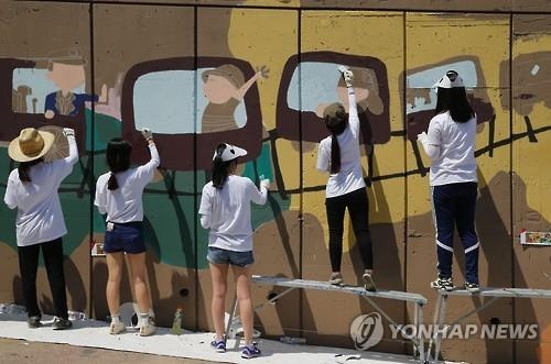 벽화를 그리는 탈북학생들. [연합뉴스 자료사진]