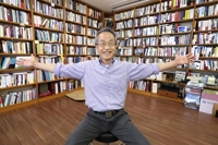 서울 대현동 이화여대 연구실에서 포즈를 취하고 있는 최재천 이화여대 석좌교수 [사진/조보희 기자]