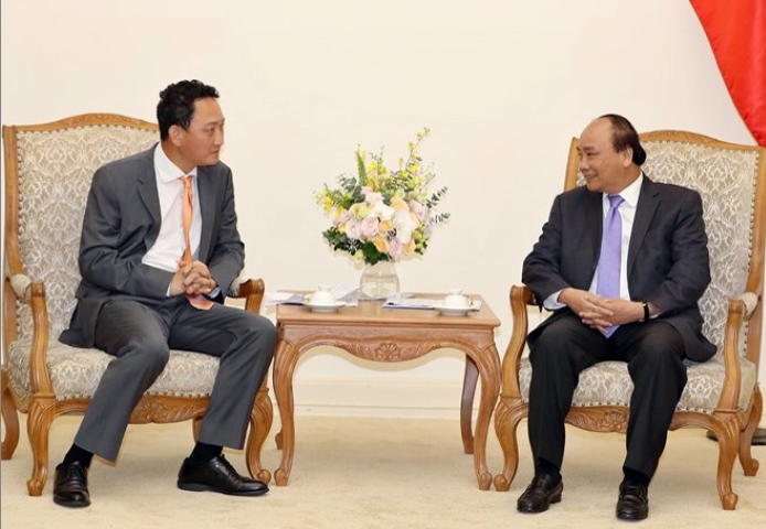 김도현 신임 주베트남 대사(왼쪽)와 환담하는 베트남 총리 [VNA 캡처]