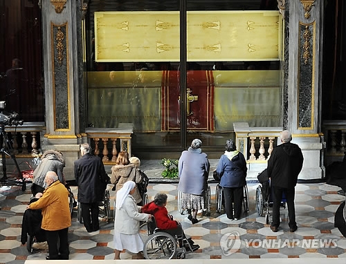 예수의 시신을 감싼 수의로 알려진 예수 성의가 보관된 이탈리아 토리노 대성당에서 기도하고 있는 신자들 [EPA=연합뉴스] 