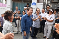 박원순 서울시장이 22일 삼양동 주민과 인사를 나누는 모습