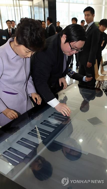 박근혜(왼쪽) 전 대통령과 김성진 아이카이스트 대표 [연합뉴스 자료사진]
