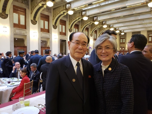 강경화, 北김영남과 환담 "김정은 위원장 답방 조속히 이뤄지길"(종합)