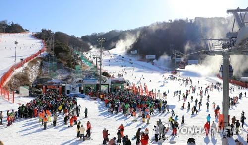 추위 물러간 설산 채운 열정…스키어·등산객 '북적'