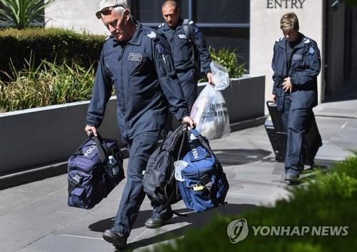 호주 멜버른 이탈리아 영사관에 배달된 가방을 갖고 나오고 있는 경찰