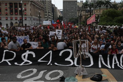 상파울루 시내에서 16일(현지시간) 대중교통요금 인상에 반대하는 시위가 벌어졌다. [브라질 뉴스포털 UOL]