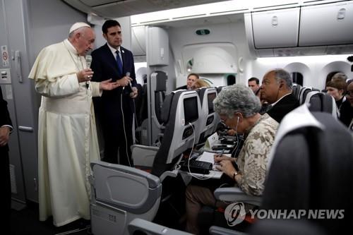 파나마 방문을 마치고 귀국길에 오른 교황이 28일(현지시간) 전세기에서 기자회견을 진행하고 있다. [로이터=연합뉴스] 