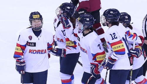 기뻐하는 한국 여자 아이스하키 대표팀