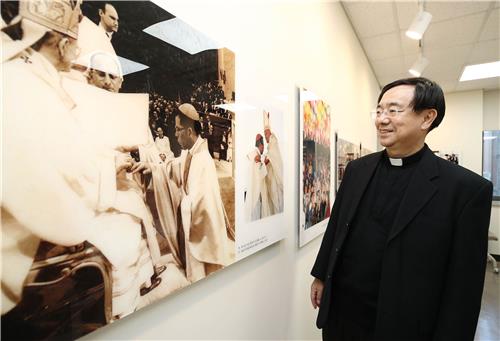 (서울=연합뉴스) 이재희 기자 = 천주교 서울대교구 허영엽 신부가 김수환 추기경의 사진을 바라보고 있다. 2019.2.11