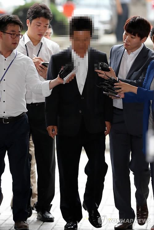 건설업자 윤중천씨가 서울 서초동 중앙지법에 영장실질심사를 받기 위해 들어가고 있다. (연합뉴스 DB)