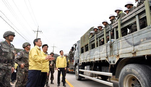 정경두, 산불진화 현장방문…軍, 장병 700여명 투입