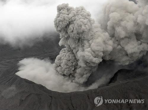 지난 2014년 11월 26일 일본 구마모토(熊本)현 아소산의 나카다케(中岳)제1화구에서 분연이 솟아오르는 모습[교도=연합뉴스 자료사진]