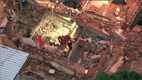 리우 시 건물 붕괴사고 현장에서 소방대원들이 실종자 수색작업을 하고 있다. [브라질 뉴스포털 G1]