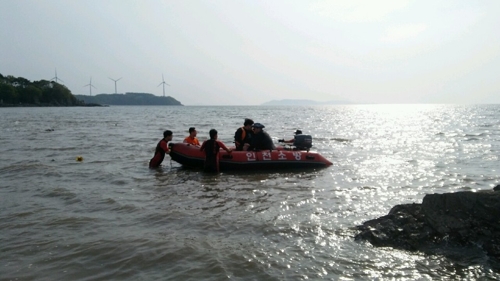 인천 영흥도 갯바위에 고립된 20대 낚시객 2명 구조