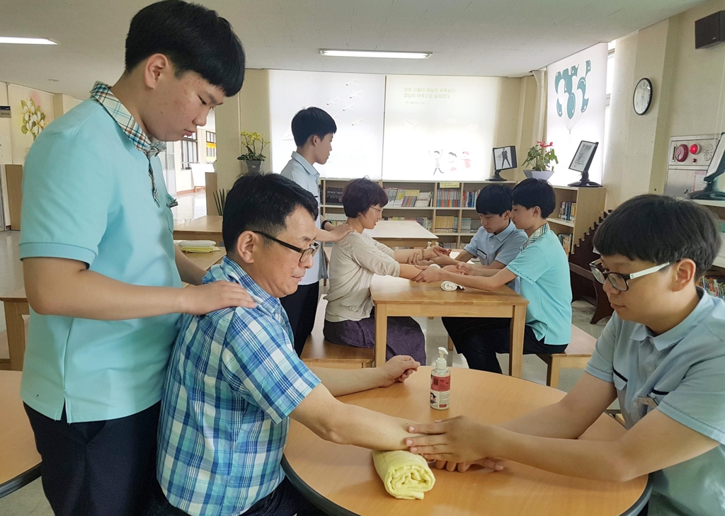 "선생님 시원하시죠?" 대전중학교 학생들 봉사활동