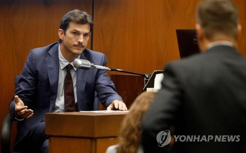 할리우드 스타 애슈턴 커처, 살인사건 목격자로 증언대에