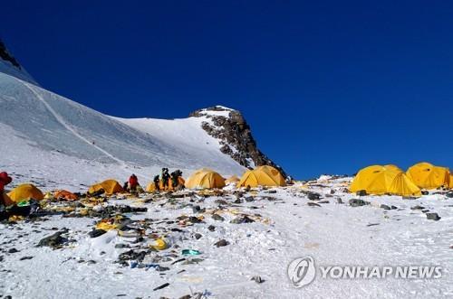 에베레스트 캠프4에 흩어져있는 쓰레기들 / 연합뉴스