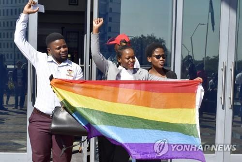 보츠와나 고등법원이 11일(현지시간) 동성애를 형사처벌에서 제외하는 판결을 내리자 기뻐하는 인권운동가들[AP=연합뉴스]