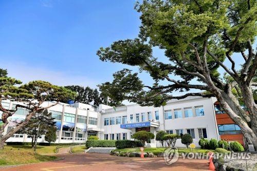 낡고 협소한 남해군청 전경