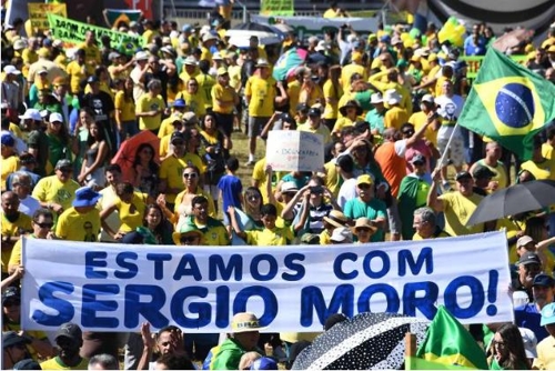 브라질 리우데자네이루 시에서 세르지우 모루 법무장관을 지지하는 구호가 적힌 플래카드를 앞세운 채 시위가 벌어지고 있다. [브라질 뉴스포털 UOL]