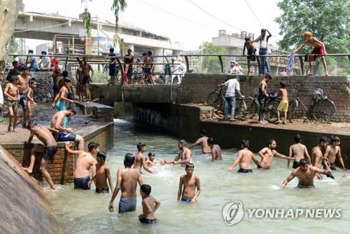 폭염 속 물놀이를 즐기는 인도 아이들[AFP=연합뉴스]