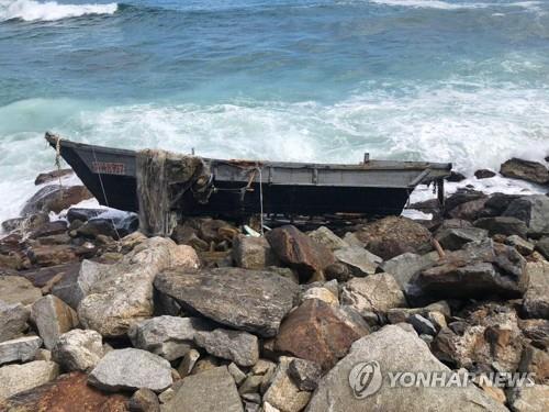 고성 해안가서 발견된 북한 목선