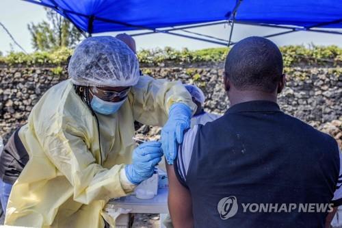 아프리카 민주콩고공화국(민주콩고) 고마에서 한 남성이 15일(현지시간) 에볼라 백신을 맞고 있다. [AFP=연합뉴스]