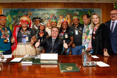 보우소나루 대통령(가운데)이 브라질리아 대통령궁에서 원주민 대표들과 기념촬영을 하고 있다. [브라질 뉴스포털 UOL]