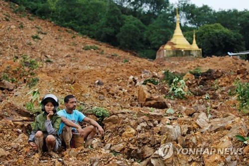 산사태 현장을 찾은 망연자실한 모습의 주민들