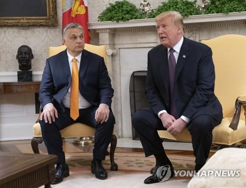 백악관에서 만난 오르반 헝가리 총리(좌)와 트럼프 미국 대통령(우)