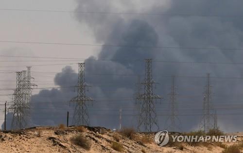 14일 예멘 반군의 무인기 공격에 불이 난 사우디 석유시설