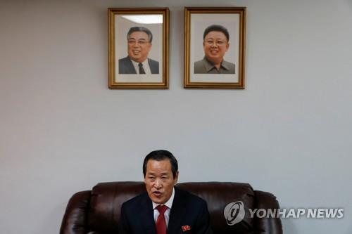 주유엔 북한대표부에서 회견중인 김성 대사