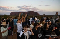 "마지막 기회"…등반금지 앞둔 호주 명소 울루루에 인파 쇄도