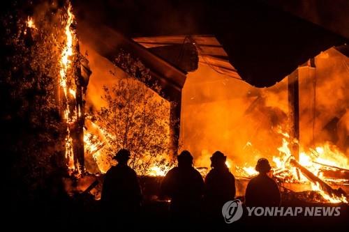 미 캘리포니아 북부 소노마 카운티에서 발생한 킨케이드 파이어로 건물이 불에 타고 있다. [AFP=연합뉴스 자료사진]