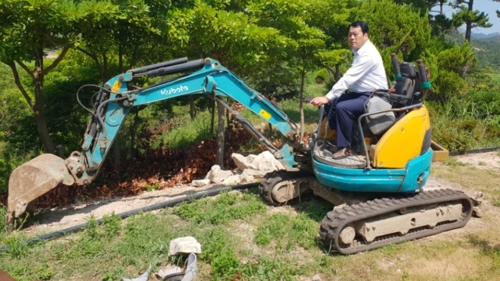 [휴먼n스토리] 중장비 끌고 현장 누비는 섬 면장…이색 자격증 10개